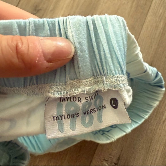 Taylor Swift 1989 Taylor's Version Wildest Dreams Blue Cloud PJ Set - Picture 7 of 8
